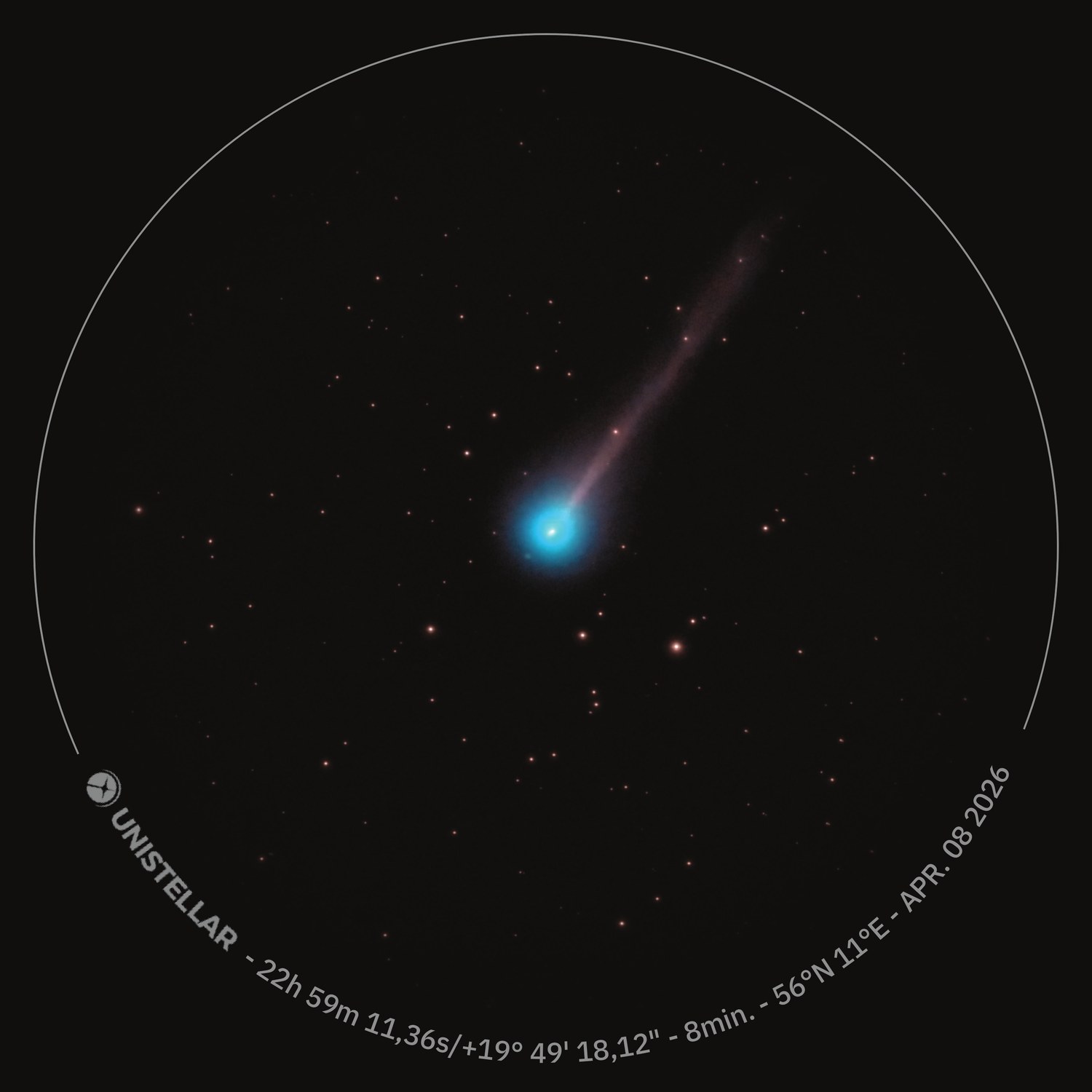 Kometen C/2025 R3 (PanSTARRS) med koma og hale, fotograferet 8. april 2026